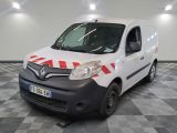 la camionnette blanche est garée sur un sol en damier dans le garage