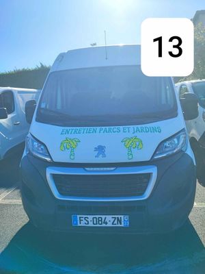 une camionnette blanche garée dans un parking