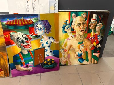 trois tableaux représentant des clowns et un homme dans un décor de cirque