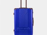 une valise bleue avec une poignée marron sur fond blanc