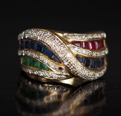 une bague en or sertie de pierres multicolores et de diamants sur un fond noir