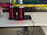 une photo d'une table sur laquelle sont posées deux lumières rouges