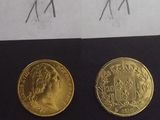 deux pièces d'or posées l'une à côté de l'autre sur une table