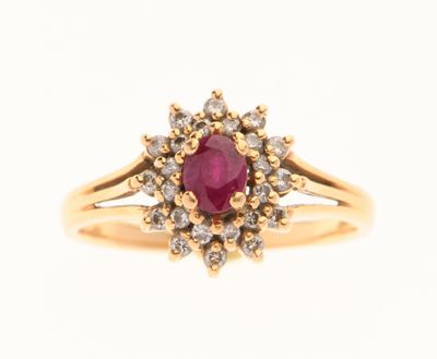 un gros plan d'une bague ornée d'un rubis entouré de diamants