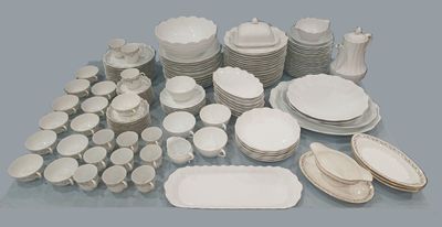 beaucoup d'assiettes et de plats blancs sur la table