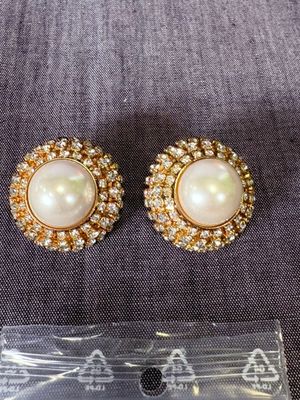 une paire de boucles d'oreilles en perles et diamants