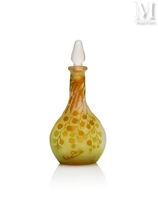 une bouteille en verre jaune avec un bouchon blanc posée sur une surface blanche