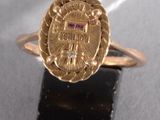 une image d'une bague en or avec une pierre en rubis