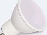 un gros plan d'une ampoule blanche posée sur une surface blanche