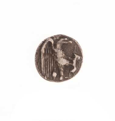 l'image d'une pièce de monnaie sur laquelle figure un aigle, posée sur une surface blanche