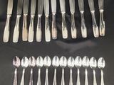 beaucoup de cuillères et de couteaux en argent sur la table