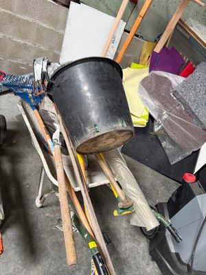 un tas d'objets et d'outils en tout genre dans un garage
