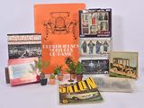 beaucoup de livres et de magazines sur la table