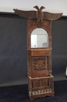 Vestiaire en bois sculpté à décor de rinceaux, surmonté d'un…