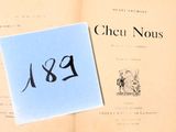 un livre sur lequel est collé un autocollant, posé sur une table