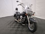 une moto garée sur un sol en damier