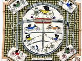 Gros plan sur une écharpe carrée ornée d'un motif