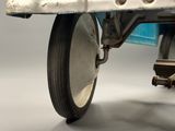 un gros plan sur les roues d'un petit train miniature