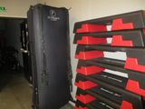 une valise noire et rouge à côté d'une pile de bagages noirs et rouges