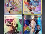 quatre cartes à collectionner Pokémon différentes sont posées sur une surface noire