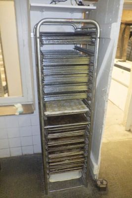 une photo d'une étagère remplie d'aliments dans une cuisine