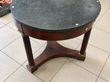 une table avec un plateau en marbre noir dans un magasin