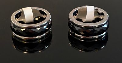 deux anneaux posés sur une surface noire