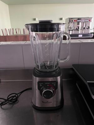 un mixeur posé sur le comptoir d'une cuisine