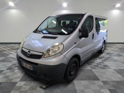 la photo d'une camionnette argentée garée dans un garage