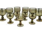 six verres à vin posés les uns à côté des autres sur une table