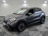 un SUV Fiat gris garé sur un sol en damier dans un garage
