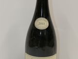 une bouteille de vin posée sur une table