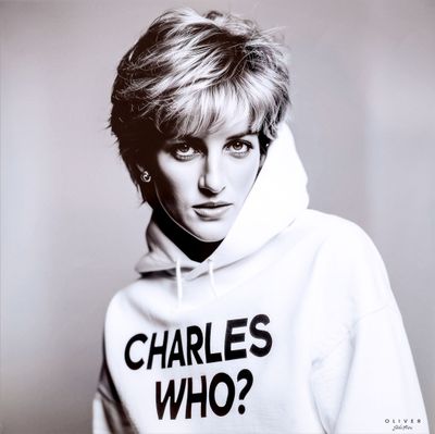 photo en noir et blanc d'une femme portant un sweat à capuche sur lequel est inscrit « charles who ? »