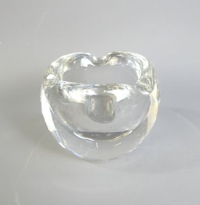 un cendrier en verre transparent orné d'un motif en forme de cœur