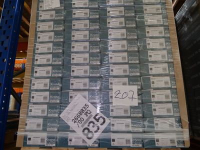 une grande pile de colis posée sur une palette dans un entrepôt