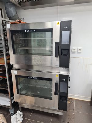 deux fours qui se trouvent dans une cuisine