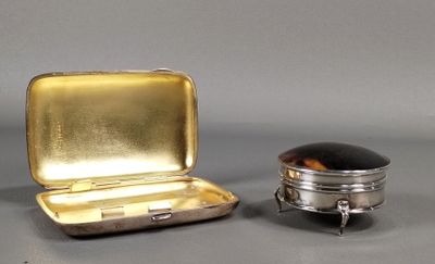 une boîte plaquée argent contenant une pierre noire, à côté d'une petite boîte en argent contenant une pierre noire