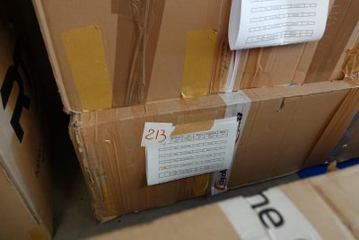 une pile de boîtes empilées les unes sur les autres