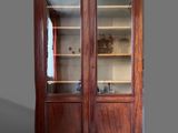 image d'un meuble en bois avec des portes en verre et des étagères