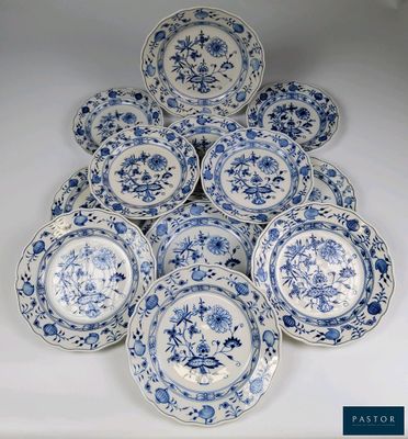 de nombreuses assiettes bleues et blanches disposées ensemble sur une table