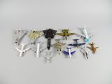 beaucoup d'avions posés sur une surface blanche