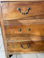Commode pantalonnière en noyer ouvrant à trois tiroirs, mont… (photo 4)