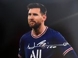 une photo d'un homme barbu portant une chemise bleue