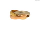 une image représentant une bague en or et en argent sur fond blanc
