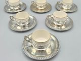 six tasses et soucoupes en métal plaqué argent, avec soucoupes et cuillères assorties