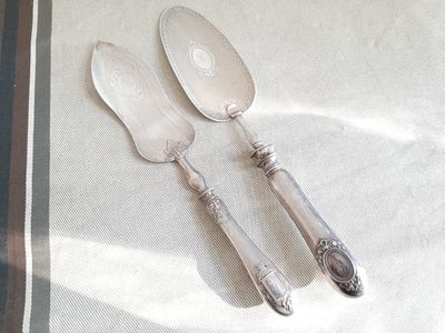 deux cuillères et une fourchette en argent sur une table