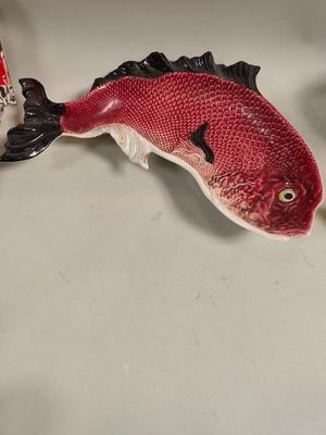 deux figurines de poissons posées sur une table