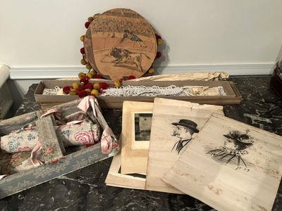 plusieurs objets posés ensemble sur une table