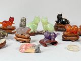 un grand nombre de petites figurines posées sur une table