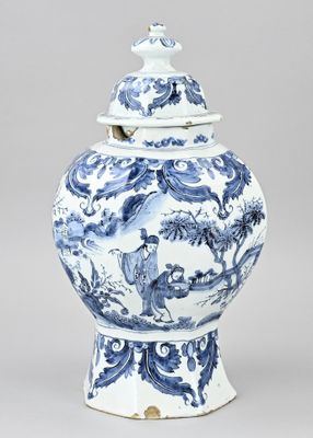 vase en porcelaine bleue et blanche surmonté d'un oiseau